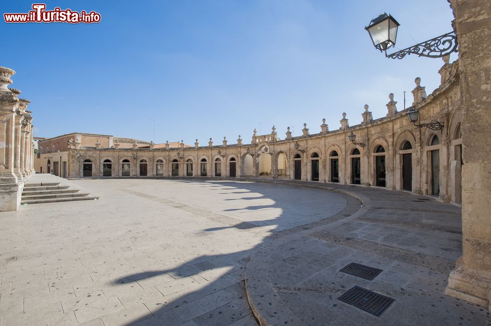 Immagine Il Loggiato del Sinatra presso la chiesa di Santa Maria Maggiore a Ispica in Sicilia