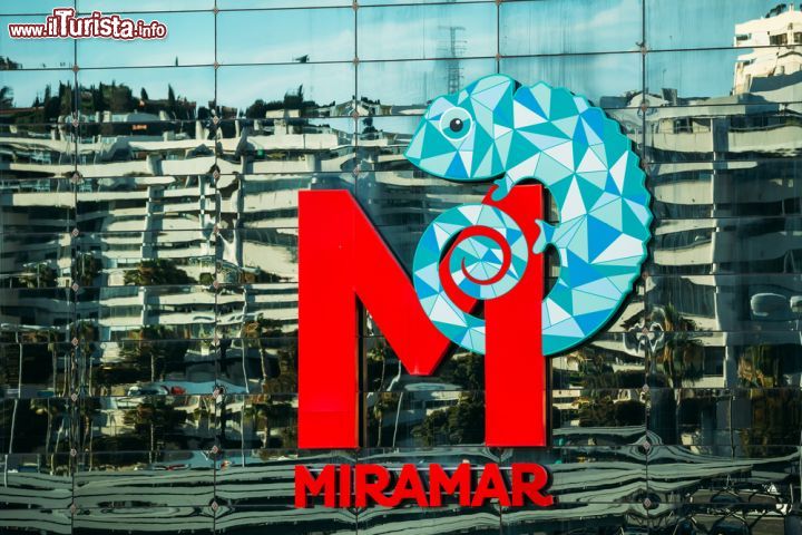 Immagine Il logo del Miramar Shopping Centre a Fuengirola, Spagna. E' uno dei più grandi centri commerciali della Costa del Sol - © Grisha Bruev / Shutterstock.com