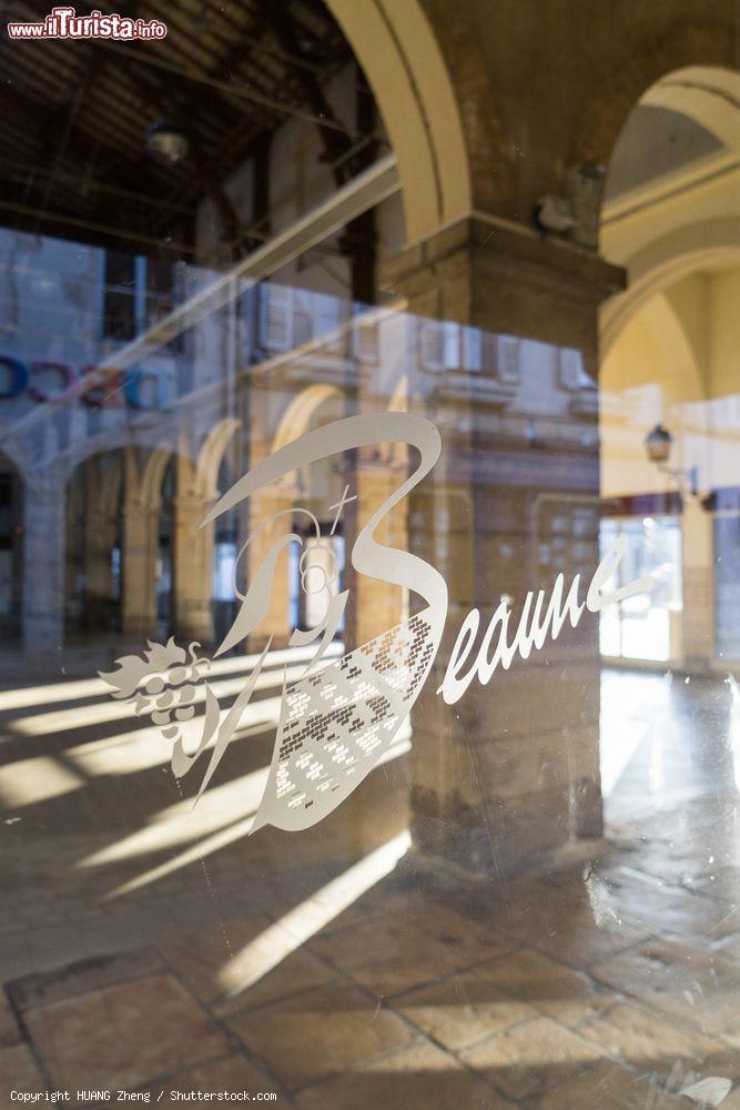 Immagine Il logo della città di Beaune su una vetrina in piazza Le Halle, Borgogna, Francia - © HUANG Zheng / Shutterstock.com