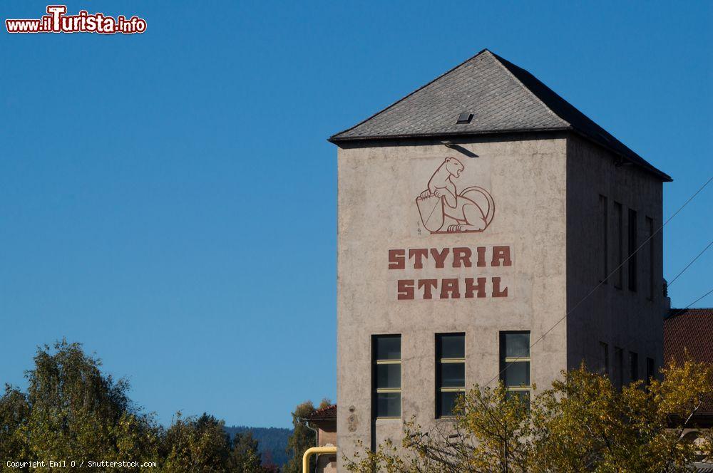 Immagine Il logo della Styria Stahl sulla facciata di un edificio a Judenburg, Austria - © Emil O / Shutterstock.com