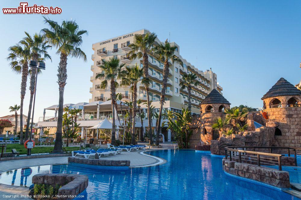 Immagine Il Lordos Beach Hotel a Larnaca, isola di Cipro: sorge su una spiaggia privata nella baia di Larnaca ed è dotato di psicine all'aperto e di vari confort  - © Philip Willcocks / Shutterstock.com