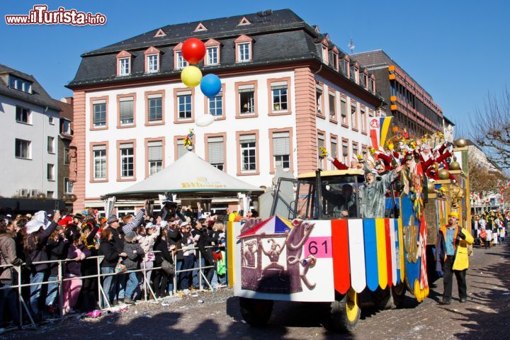 Immagine Il Lunedi delle Rose (Rosenmontag) la pazza sfilata del Carnevale di Magonza in Germania - © Patrick Poendl / Shutterstock.com