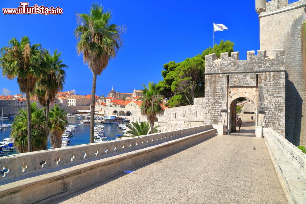 Immagine Il lungo ponte che accompagna i turisti all'interno della città di Dubrovnik, Croazia. Ragusa, questo il nome italiano della città, vanta un centro storico di grande bellezza che le è valso il soprannome di "perla dell'Adriatico".