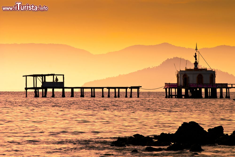 Immagine Il lungo ponte che porta alla pagoda "Wat Koh Phayam", isola di Payam, Ranong, Thailandia.  Una suggestiva veduta del mare delle Andamane al calar del sole.