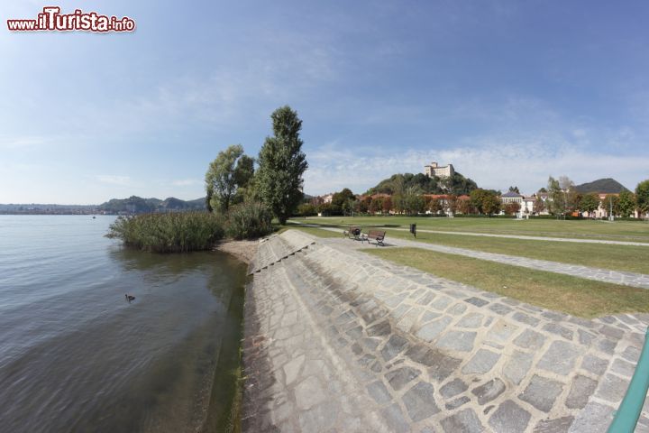 Immagine Il lungolago di Angera e sullo sfondo la Rocca Borromea - © marcovarro / Shutterstock.com