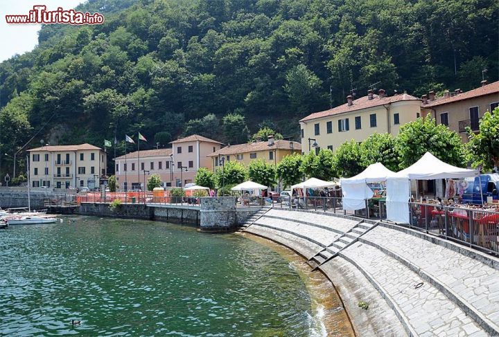 Immagine il Lungolago di Dongo,  località di villeggiatura sul Lago di Como (parte nord-occidentale), in Lombardia, passata alla storia per la cattura di Benito Mussolini e Claretta Petacci, alla fine della Seconda Guerra Mondiale - © Wikipedia