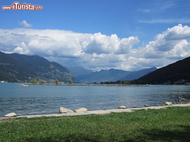 Immagine Il lungolago Iseo di Paratico, località turistca della Franciacorta occidentale, in Lombardia - © Coyote III - CC BY-SA 4.0 - Wikipedia