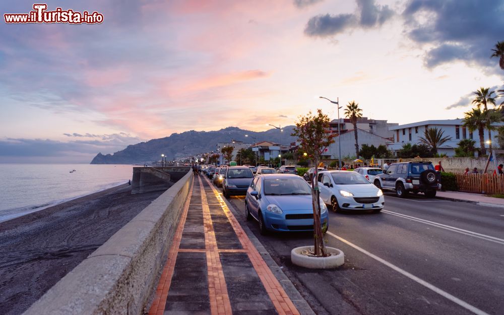 Immagine Il lungomare a Santa Teresa di Riva in Sicilia, provincia di Messina