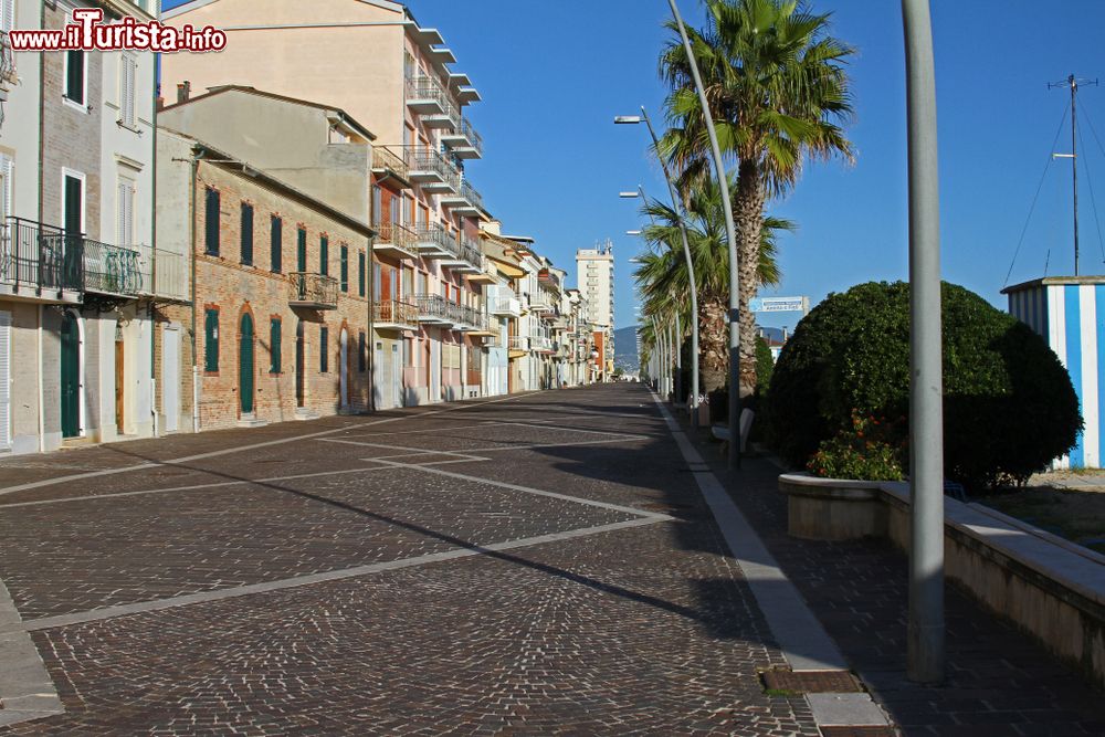 Immagine Il lungomare con le case dei pescatori a Porto Recanati nelle Marche