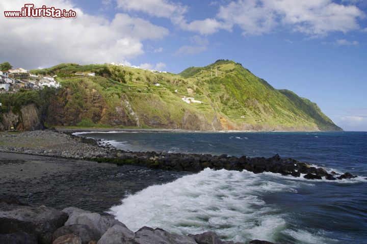 Immagine Il lungomare del villaggio di Povoacao a Sao Miguel, Azzorre - © 136939556 / Shutterstock.com