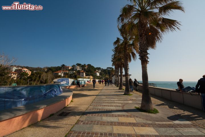 Immagine Il lungomare di Albissola Marina, Savona, Liguria. Conosciuta come Lungomare degli Artisti, questa passeggiata si snoda per 1 km ed è impreziosita da mosaici realizzati nel 1963 da artisti del luogo e altri stranieri - © gab90 / Shutterstock.com