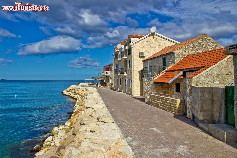 Immagine Il lungomare di Bibinje sulla costa adriatica, Croazia. Siamo a nord della Dalmazia vicino alla cittadina di Zadar.