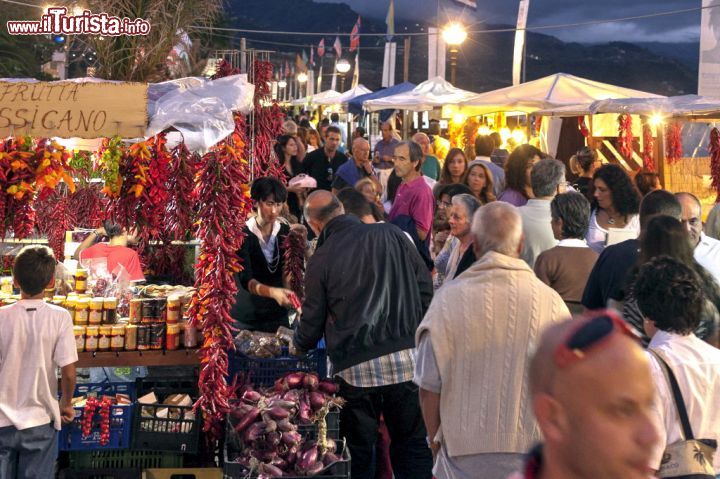 Immagine Il lungomare di Diamante durante il Peperoncino Festival a settembre, Calabria.