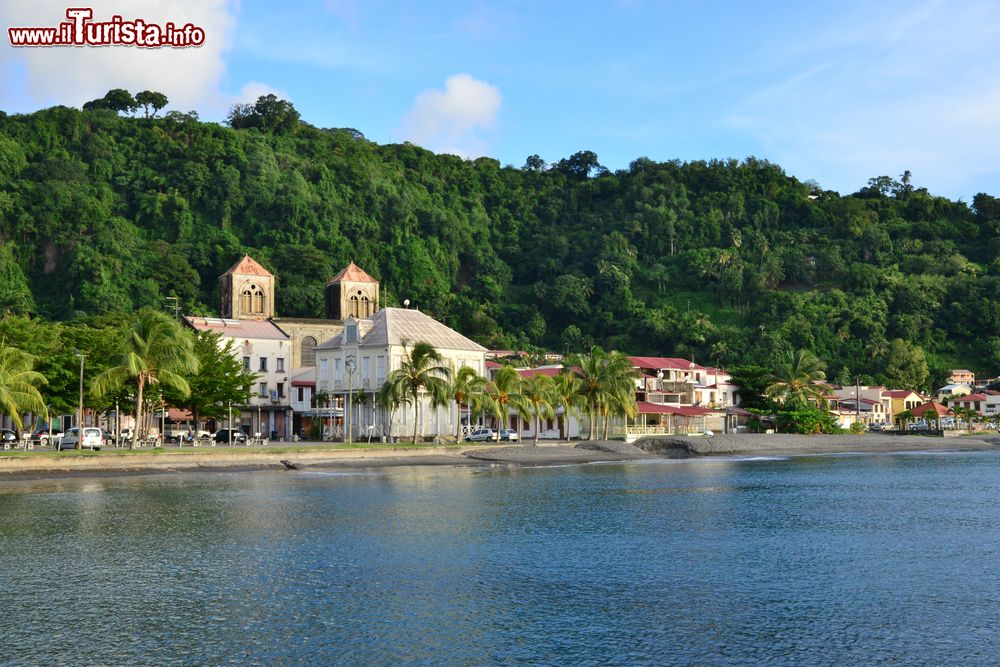 Immagine Il lungomare di Fort-de-France con chiesa e torri campanarie sullo sfondo, Martinica.