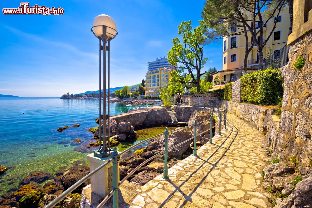 Immagine Il lungomare di Opatija (Abbazia), famosa località di villeggiatura della Croazia, nel Golfo del Quarnero.