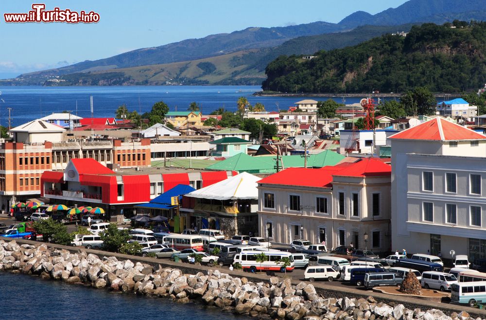 Immagine Il lungomare di Roseau, isola di Dominica. Le belle costruzioni della capitale dominicana affacciate sulle acque del Mar dei Caraibi.