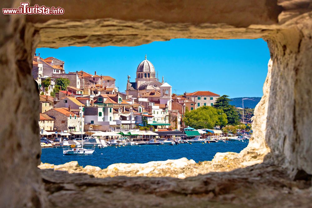 Immagine Il lungomare di Sibenik (Croazia) visto da una finestrella nella pietra di un edificio.