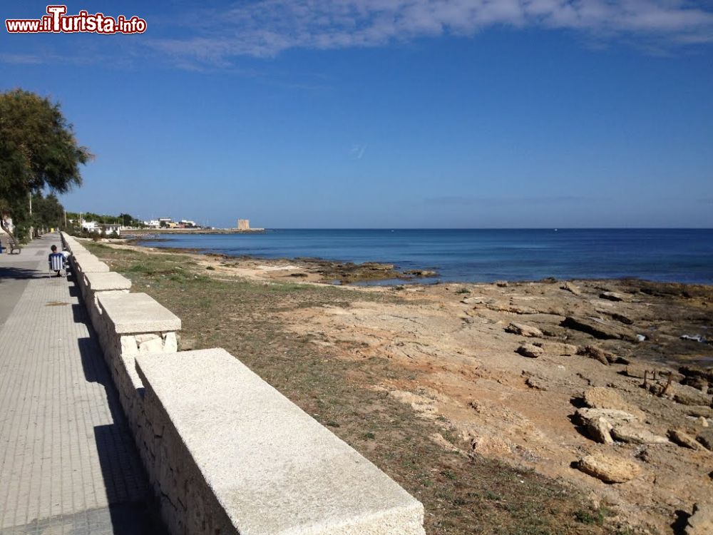 Immagine Il lungomare e la spiaggia di Casalabate, costa adriatica del Salento (Puglia) - ©  Galiandro Richard / panoramio.com