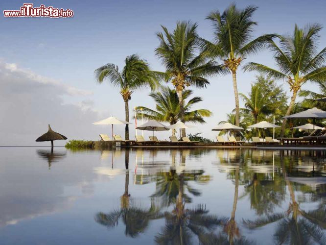 Immagine Il lusso di un resort a Le Morne Brabant - per chi sceglie di trascorrere una vacanza nella penisola di Le Morne Brabant, nel sud-ovest di Mauritius, le possibilità di alloggio sono innumerevoli.  Lungo i quattro chilometri di spiaggia vi sono infatti moltissimi alberghi di varia categoria e prezzo, dal residence al resort extra lusso.  - © Denis Burdin / Shutterstock.com