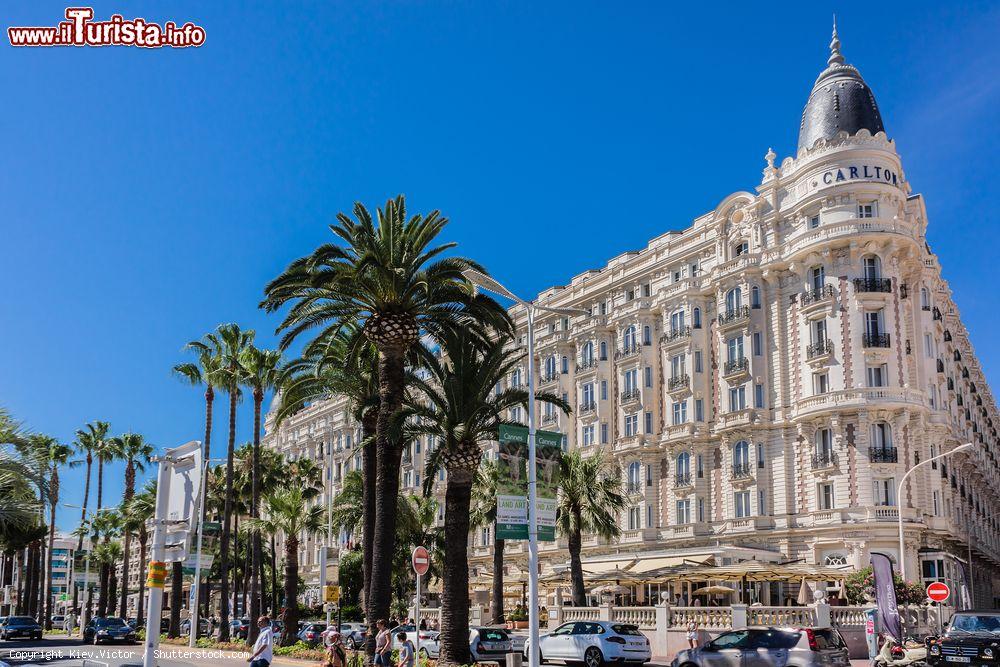 Immagine Il lussuoso InterContinental Carlton di Cannes, Francia. Costruito nel 1911, dispone di 343 camere, di cui 39 suites, ed è situato sulla Croisette. E' classificato monumento storico e dall'agosto 2009 è un 5 stelle - © Kiev.Victor / Shutterstock.com