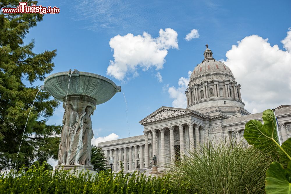 Immagine Il maestoso Campidoglio di Jefferson City con il giardino e una fontana, Missouri (USA).