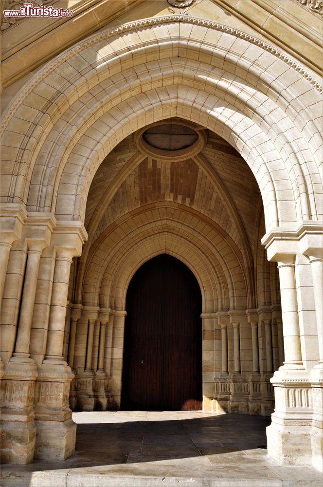 Immagine Il maestoso ingresso della chiesa di Nostra Signora a Bergerac, Francia.