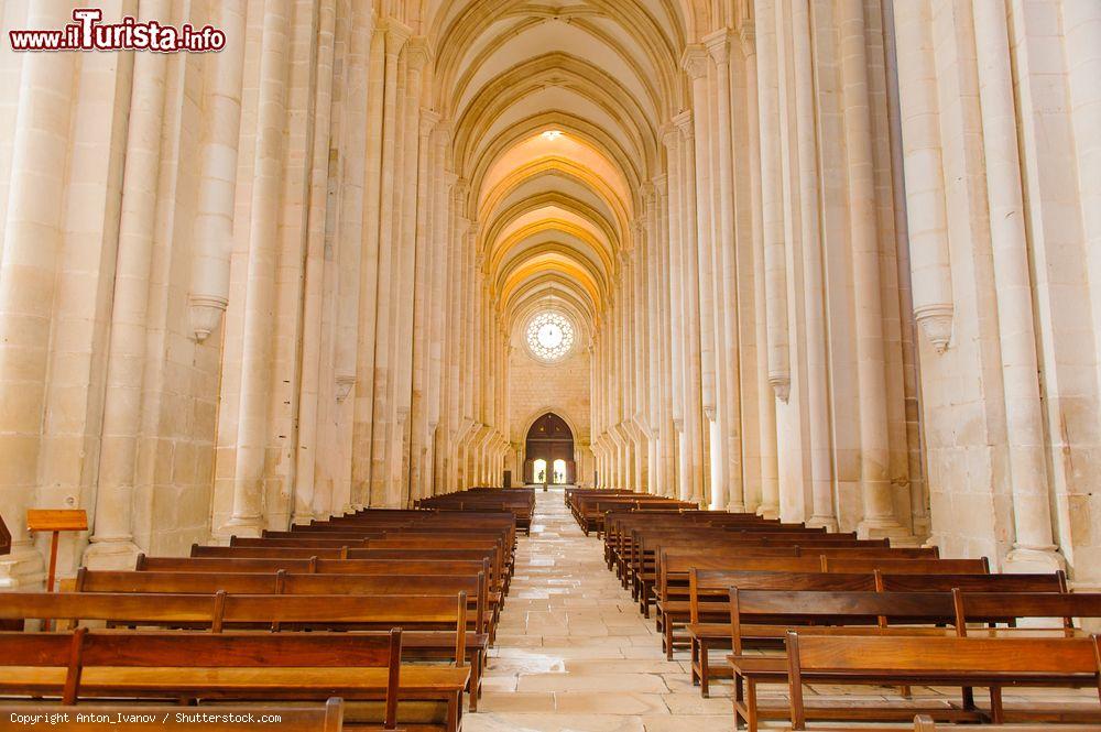 Immagine Il maestoso interno del monastero di Alcobaca, Portogallo. Questo antico edificio cattolico di epoca medievale, dichiarato sito Unesco, ospita le sepolture di re Pietro I° e di Ines de Castro - © Anton_Ivanov / Shutterstock.com