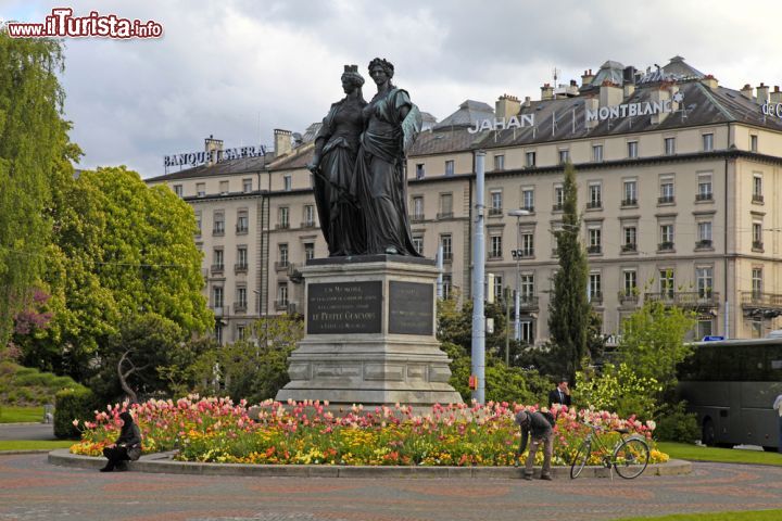 Immagine Il maestoso monumento nazionale con le sculture che raffigurano Ginevra e Helvezia, Svizzera. Al centro di una bella aiuola fiorita, si trova nella città svizzera dal 1869. - © InnaFelker / Shutterstock.com 