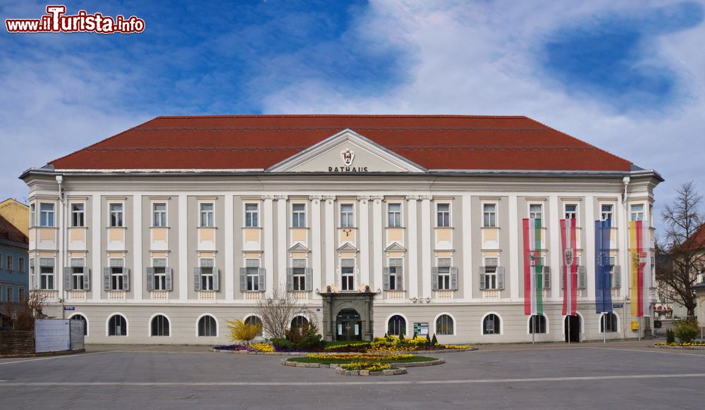 Immagine Il maestoso Municipio di Klagenfurt, capoluogo della Carinzia (Austria). Ex Palazzo Rosenberg, questo edificio ospita dal 1918 la sede dell'Amministrazione Cittadina. Sorge sul lato occidentale della Neuer Platz.