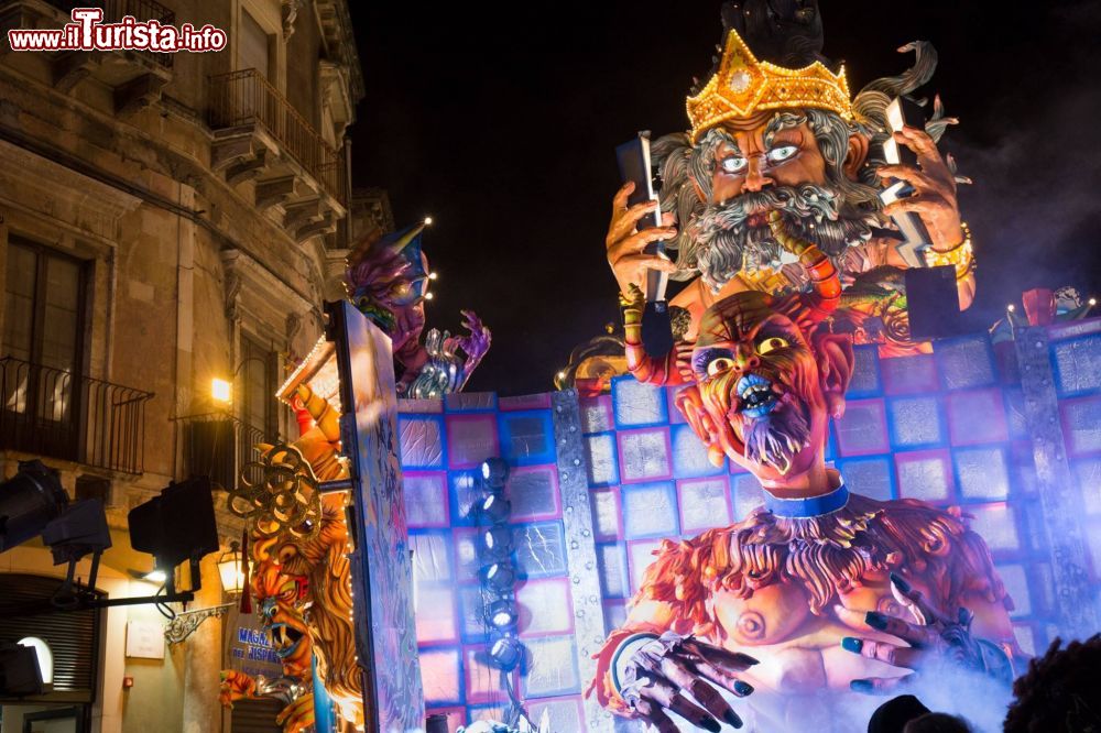 Immagine Il magico Carnevale ad Acireale in Sicilia: la sfilata notturna dei carri allegorici in cartapesta  - © Enrico Coco