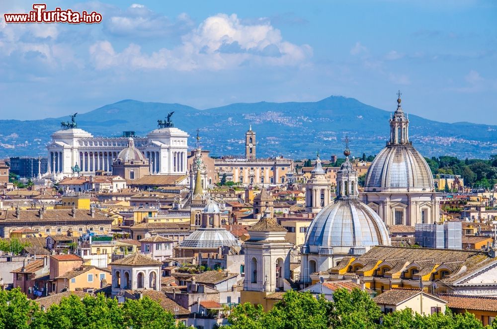 Immagine Il magico panorama di Roma fotografato da Castel Sant Angelo. In fondo a sinistra il Vittoriano