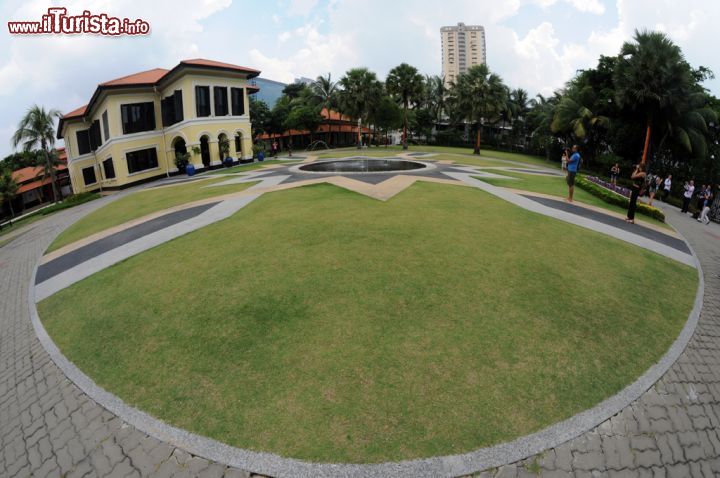 Immagine Il Malay Heritage Centre di Singapore. La zona di Kampong Glam è la sede storica della famiglia reale malese e il palazzo qui presente (detto anche istana) venne costruito per l'ultimo sultano di Singapore, Ali Iskander Shuah, fra il 1836 e il 1843. Oggi il palazzo, impreziosito da un bel giardino verde, è adibito a museo e le sue gallerie recentemente rinnovate illustrano la cultura e la storia della comunità malese della città. Le visite guidate gratuite si svolgono dal martedì al venerdì alle ore 11 - © Sonja Vietto Ramus