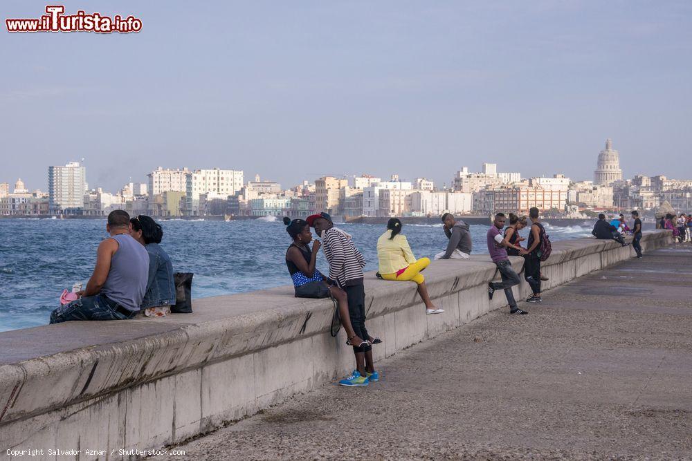 Immagine Il Malecòn è uno dei luoghi di ritrovo dell'Avana (Cuba). Qui si viene soprattutto per passseggiare, ballare e incontrare gli amici. Il Malecòn è il lungomare cittadino più lungo del mondo: misura oltre 7 km e attravesa tutta la capitale cubana.- © Salvador Aznar / Shutterstock.com