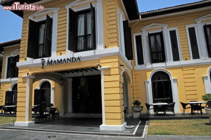 Immagine Il Mamanda Restaurant di Singapore si trova in un elegante edificio al 73 di Sultan Gate. Ospita ampi saloni luminosi in cui si svolgono anche pranzi e cene di matrimonio oltre ad un piccolo ma fornitissmo negozio dove acquistare prodotti dolciari e specialità della cucina locale - ©  Sonja Vietto Ramus