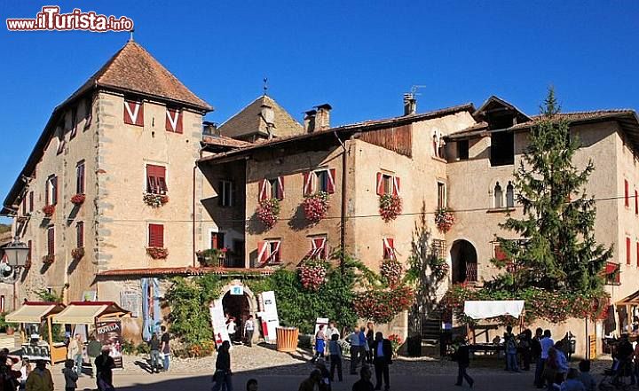 Immagine Il Maniero di Castel Casez, nel cuore del borgo omonimo del Trentino - © Pomaria.org
