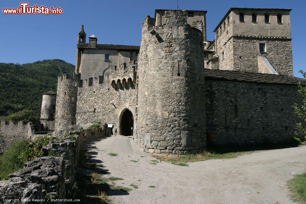 Immagine Il maniero Sarriod de la Tour a Saint Pierre, Valle d'Aosta. E' costituito da un insieme irregolare di edifici circondati da una cinta muraria, un pò fuori dal centro abitato e vicino alla Dora Baltea  - © Paolo Ramponi / Shutterstock.com