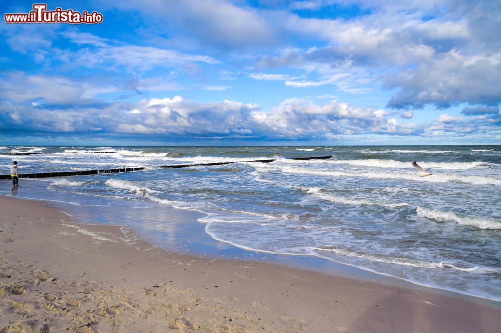 Immagine Il Mar Baltico mosso in una giornata di inizio primavera a Graal Muritz in Germania
