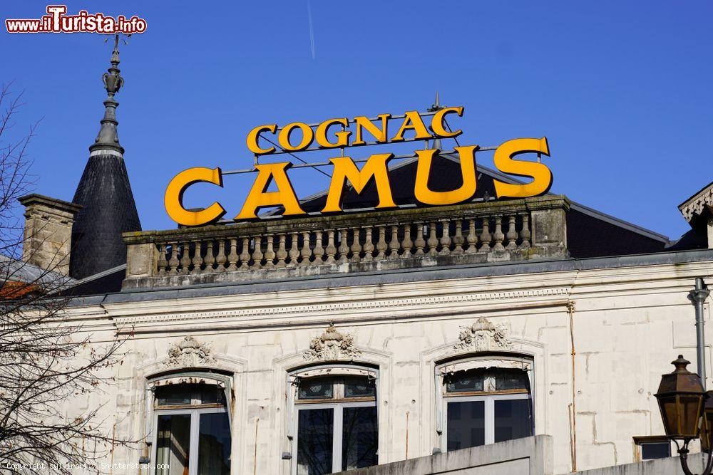 Immagine Il marchio Camus nel centro cittadino di Cognac, Charente, Francia - © sylv1rob1 / Shutterstock.com