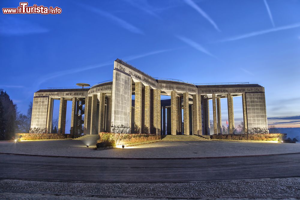 Immagine Il Mardasson Memorial by night, Bastogne, Belgio. Inaugurato nel luglio 1950, celebra l'amicizia fra americani e belga. Progettato dall'architetto Georges Dedoyard, ha forma di stella americana a 5 punte.