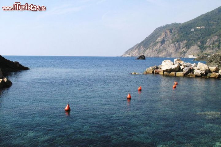 Immagine Il mare a Framura, Liviera di Levante. Le cale spettacolari hanno spiegge di ciottoli e il paesaggio è molto simile a quello delle Cinque Terre.