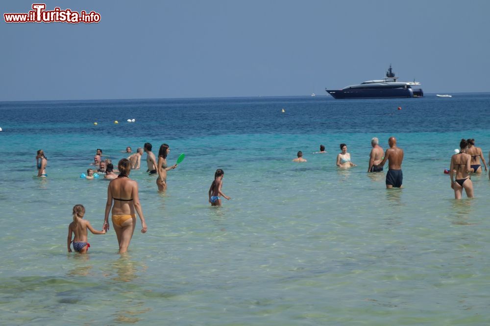 Immagine Il mare a San Vito lo Capoin estate con gente in relax (Sicilia).