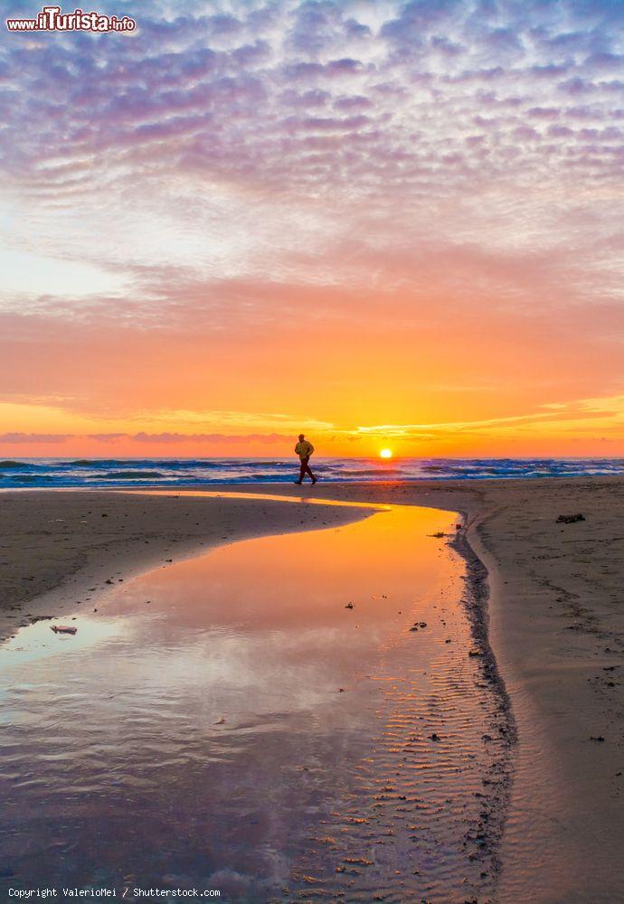 Immagine Il mare adriatico al momento dell'alba a Pineto in Abruzzo - © ValerioMei / Shutterstock.com