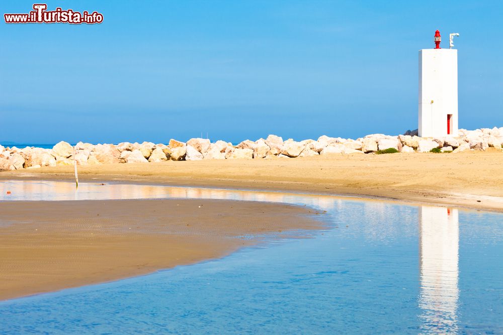 Immagine Il mare blu di Punta Ala, Toscana, con il faro sullo sfondo (Toscana).