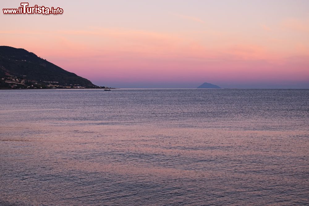 Immagine Il mare calmo di Patti dopo il tramonto: sullo sfondo l'isola di Vulcano (Eolie)
