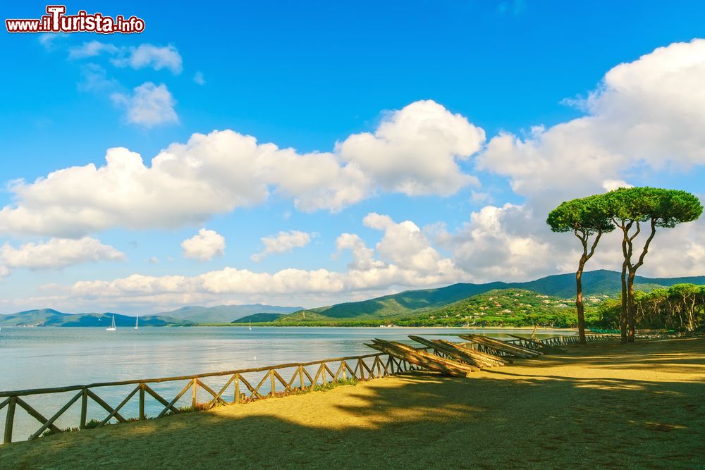 Immagine Il mare che lambisce la costa di Punta Ala, provincia di Grosseto, Toscana.