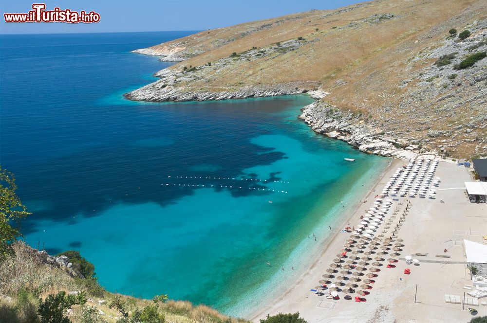 Immagine Il mare cristallino dell'Albania vicino ad Himare, nel sud del paese