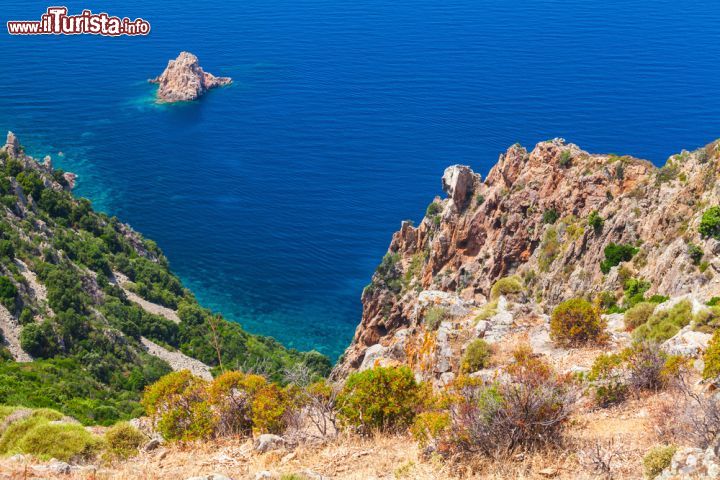 Immagine Il mare cristallino di Capo Rosso, regione di Piana in Corsica - © Eugene Sergeev / Shutterstock.com