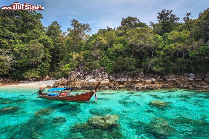 Immagine Il mare cristallino di Ko Lipe, una delle isole più belle della Thailandia - © Noppasin / Shutterstock.com
