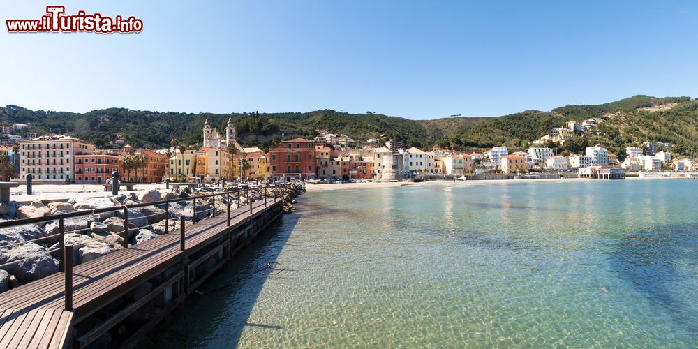 Immagine Il mare cristallino su cui si affaccia Laigueglia, Liguria.