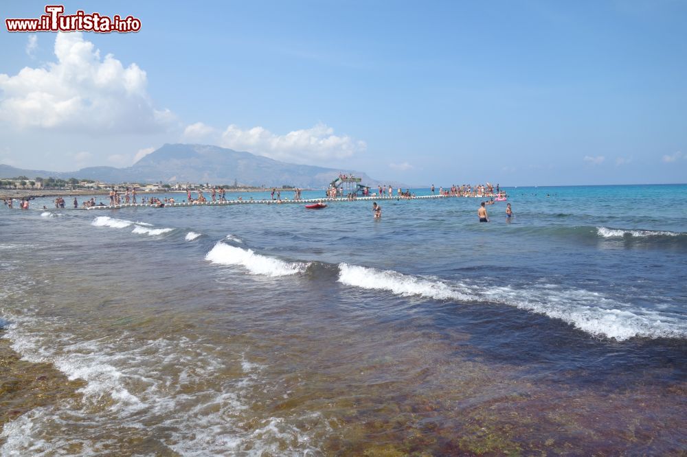 Immagine Il mare della Baia di Cornino con la passerella galleggiante